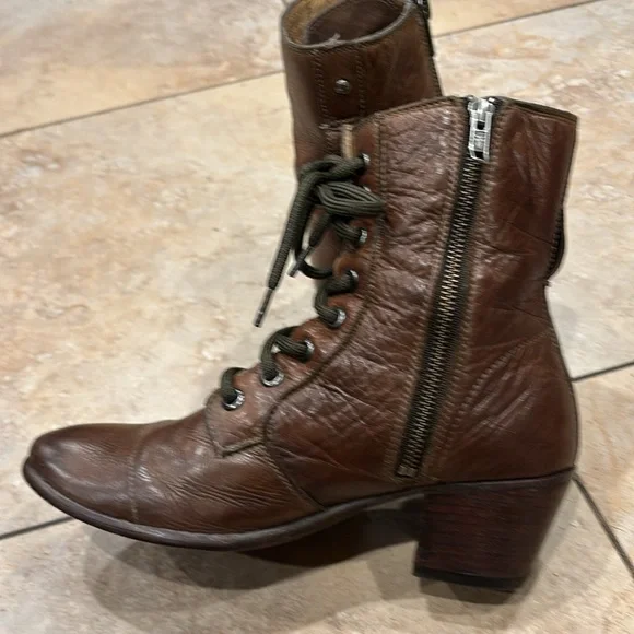 FRYE Zipper Up Soft Leather Bootie 2 inches Heels size 9 - Picture 6 of 14